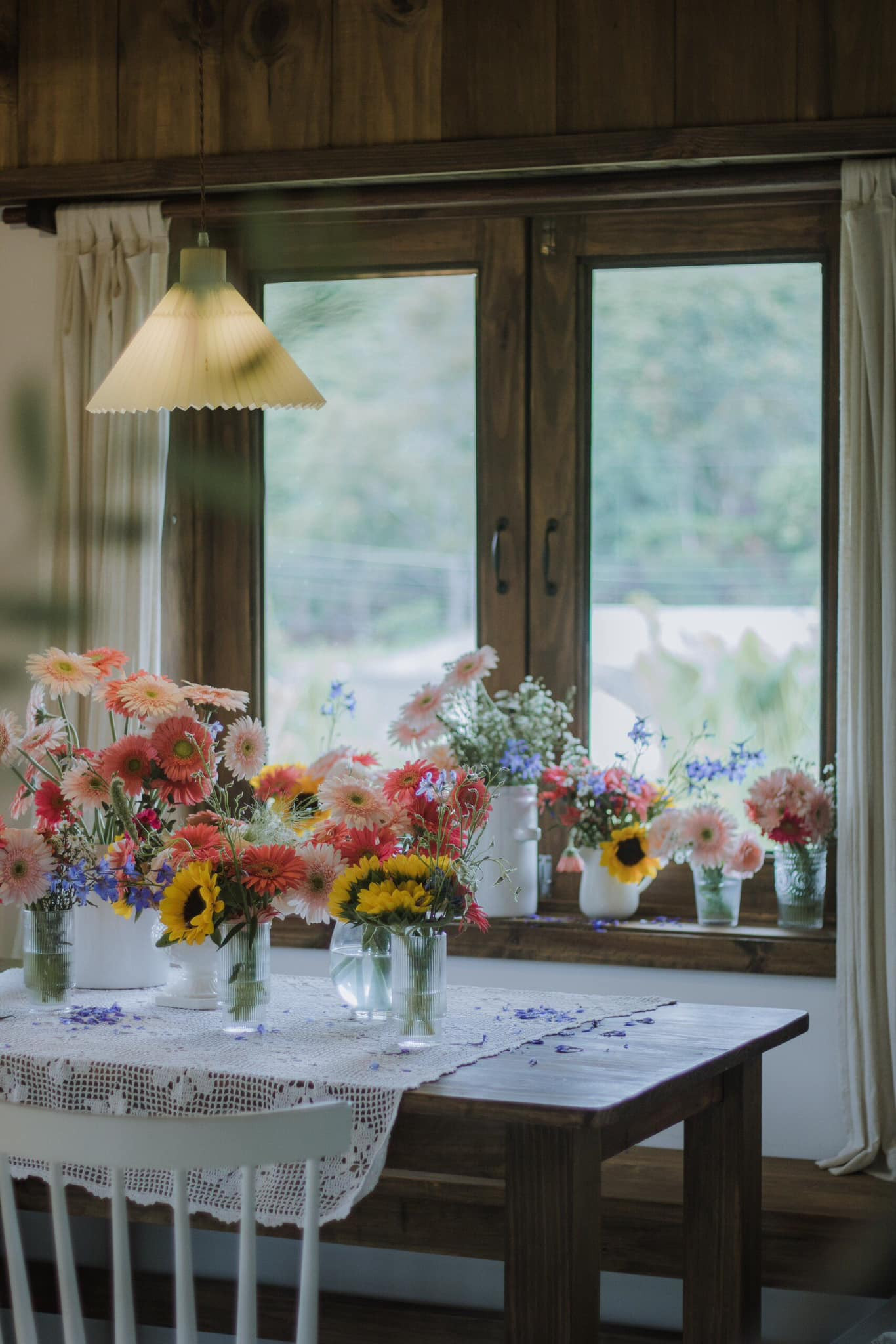 Chị Hồng Anh thường cùng con trai trồng - thu hoạch rau sạch trong vườn, cắm hoa để trang trí cho ngôi nhà. Chị Hồng Anh thường cùng con trai trồng - thu hoạch rau sạch trong vườn, cắm hoa để trang trí cho ngôi nhà.