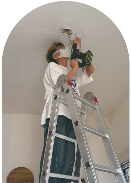 Lulu tự sửa chữa đồ trong nhà. Ảnh: Chinadaily Lulu tự sửa chữa đồ trong nhà. Ảnh: Chinadaily