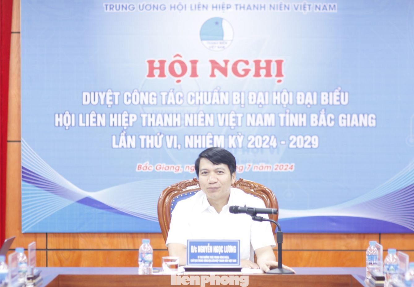 Bí thư Thường trực Trung ương Đoàn, Chủ tịch Hội LHTN Việt Nam Nguyễn Ngọc Lương duyệt công tác chuẩn bị Đại hội Hội LHTN tỉnh Bắc Giang lần thứ VI, nhiệm kỳ 2024 – 2029. Ảnh: Nguyễn Thắng