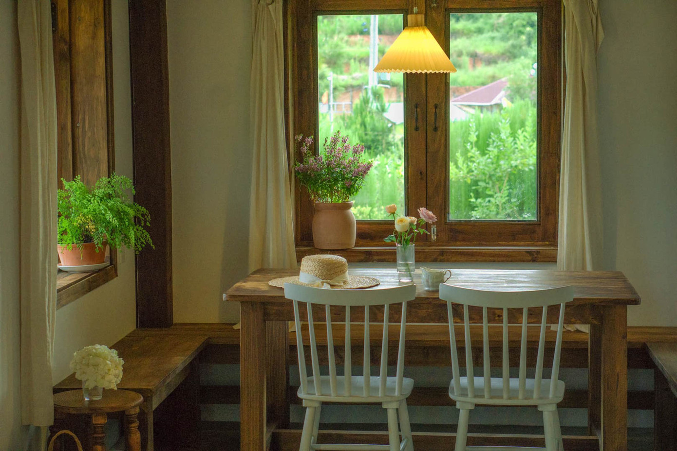 Căn bếp thiết kế mở với tầm nhìn hướng ra khu vườn xanh mướt Căn bếp thiết kế mở với tầm nhìn hướng ra khu vườn xanh mướt