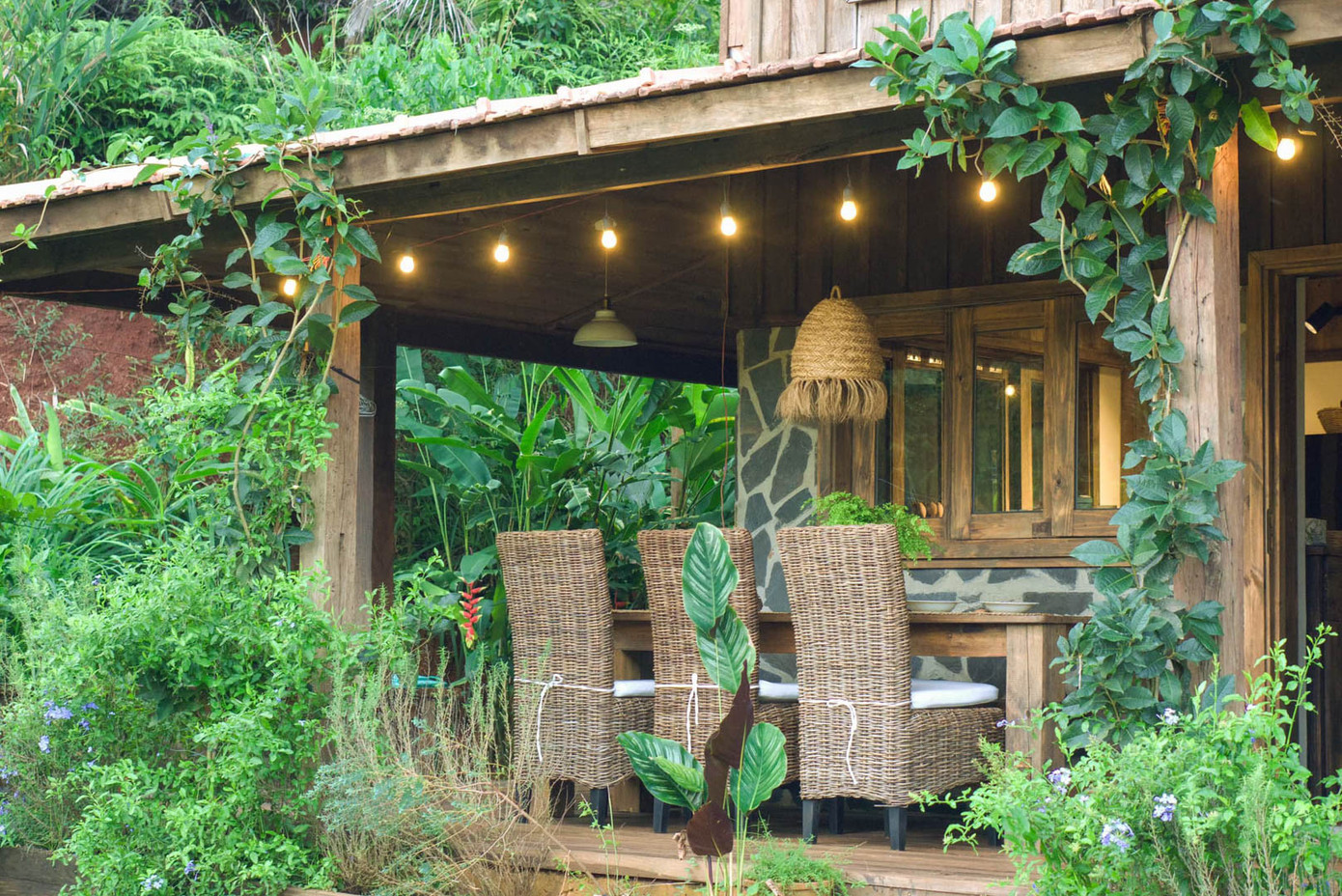 Khi bạn bè tới thăm, chị Hồng Anh thường tổ chức những bữa tiệc nhỏ ở hiên nhà hay ngoài vườn. Mọi người cùng quây quần ăn bánh, uống trà, hít hà không khí trong lành. Khi bạn bè tới thăm, chị Hồng Anh thường tổ chức những bữa tiệc nhỏ ở hiên nhà hay ngoài vườn. Mọi người cùng quây quần ăn bánh, uống trà, hít hà không khí trong lành.