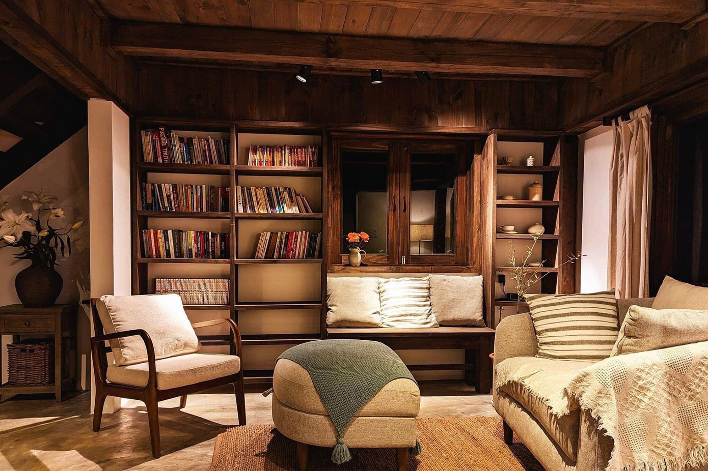 Căn nhà không có phòng khách, thay vào đó là phòng đọc sách rộng. Căn nhà không có phòng khách, thay vào đó là phòng đọc sách rộng.