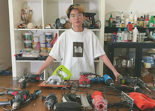 Lulu giới thiệu bộ dụng cụ của mình. Ảnh: Chinadaily Lulu giới thiệu bộ dụng cụ của mình. Ảnh: Chinadaily