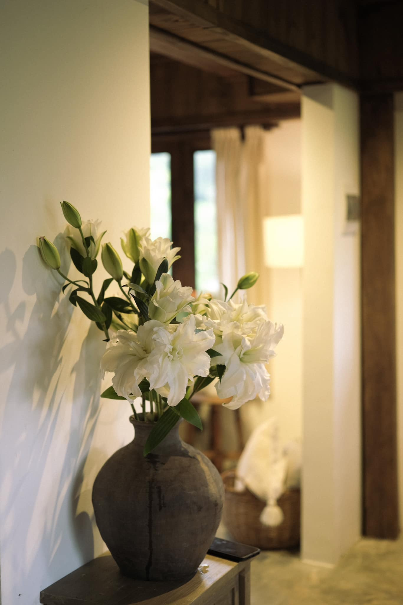 Chị Hồng Anh thường cùng con trai trồng - thu hoạch rau sạch trong vườn, cắm hoa để trang trí cho ngôi nhà. Chị Hồng Anh thường cùng con trai trồng - thu hoạch rau sạch trong vườn, cắm hoa để trang trí cho ngôi nhà.