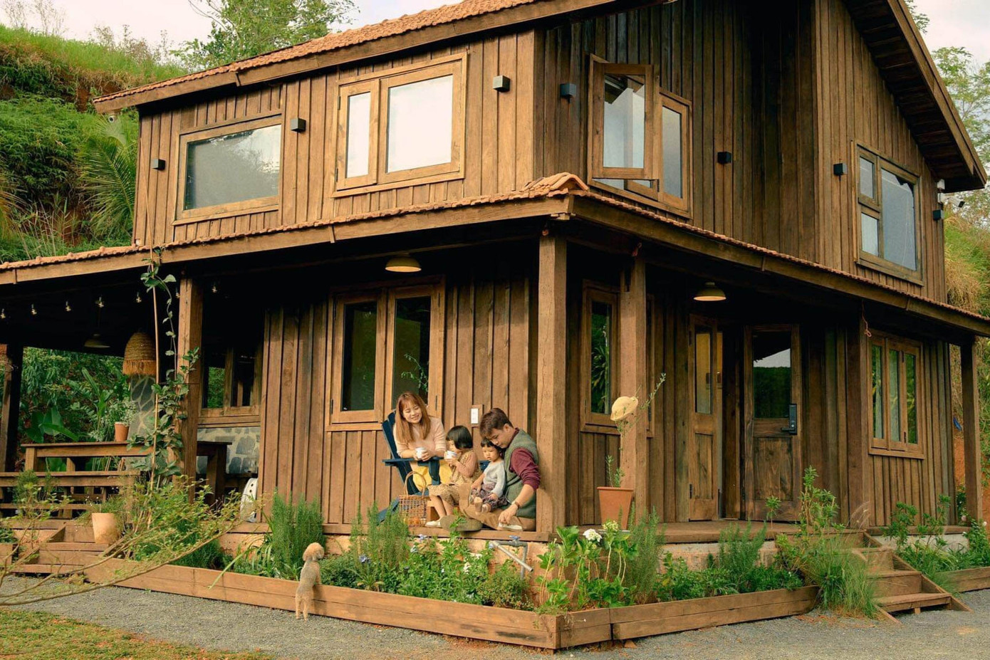 Việc xây dựng ngôi nhà gỗ diễn ra trong 6 tháng với chi phí 1 tỷ đồng. Việc xây dựng ngôi nhà gỗ diễn ra trong 6 tháng với chi phí 1 tỷ đồng.