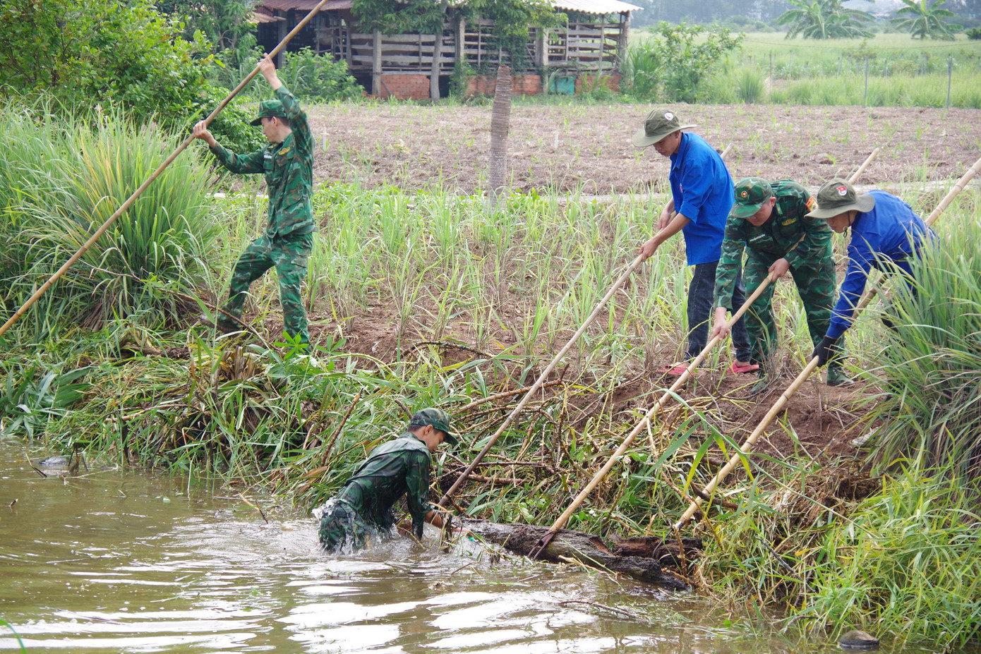 Đoàn viên thanh niên Bộ đội Biên phòng và huyện Tân Phú Đông (tỉnh Tiền Giang) thực hiện công trình “Khát vọng xanh - Vì dòng sông sạch” trong Chiến dịch Thanh niên tình nguyện Hè 2024.