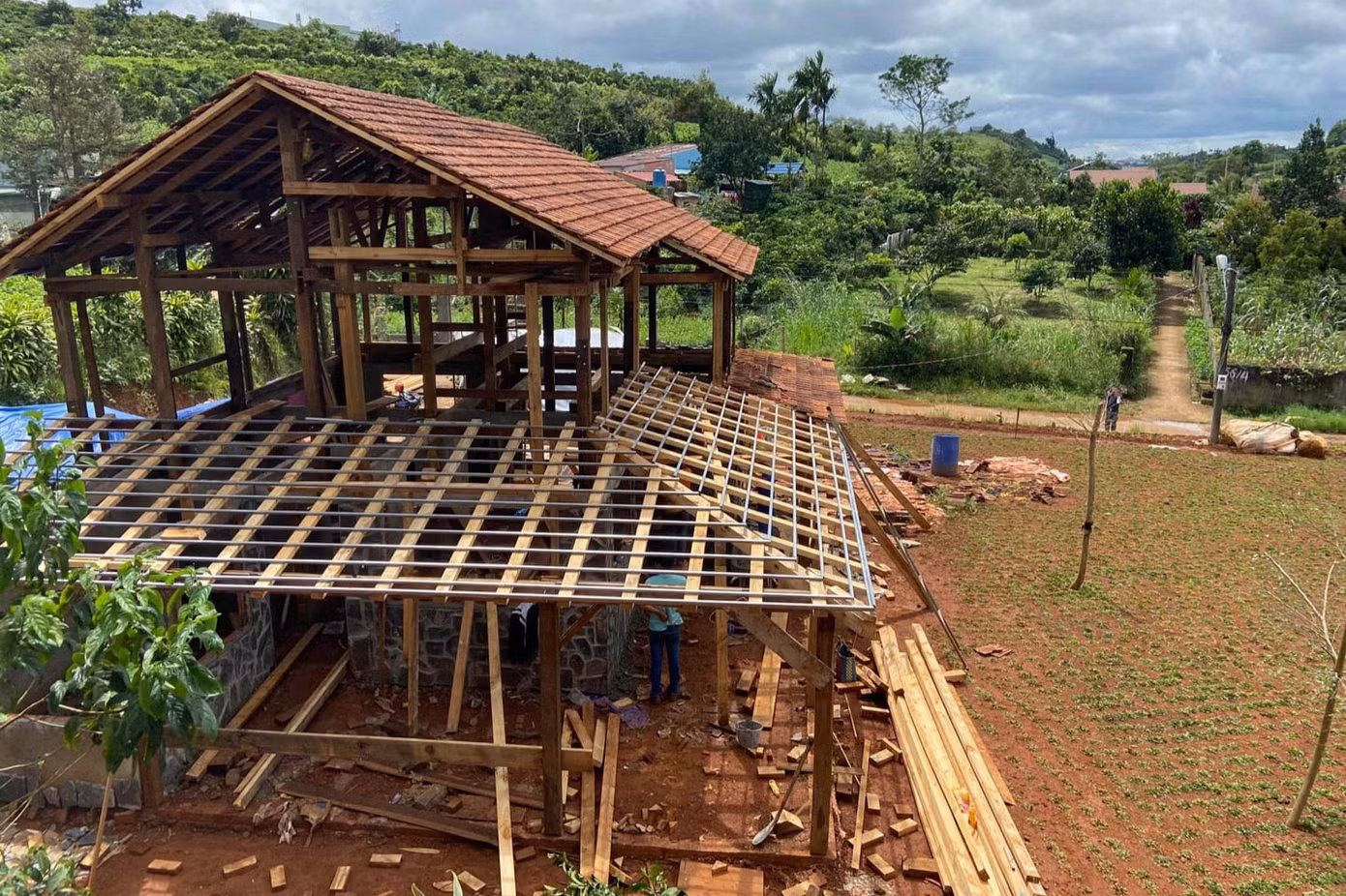 Việc xây dựng ngôi nhà gỗ diễn ra trong 6 tháng với chi phí 1 tỷ đồng.