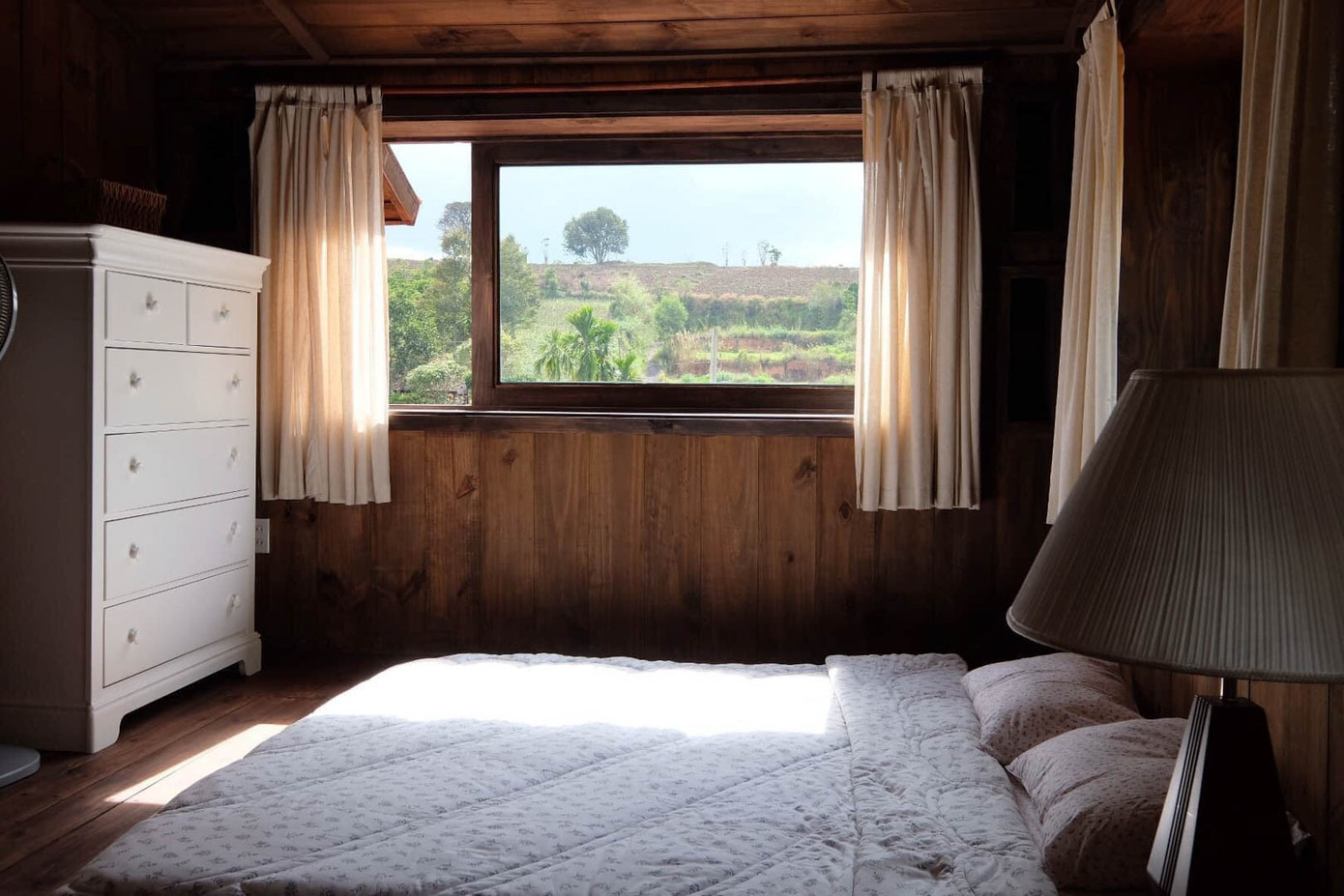 Ba phòng ngủ đều được bày biện đơn giản nhưng ấm cúng, ngập ánh sáng Ba phòng ngủ đều được bày biện đơn giản nhưng ấm cúng, ngập ánh sáng