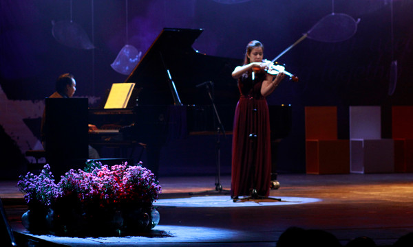 Không gian trình diễn đẫm trong tiếng nhạc du dương của piano và violin