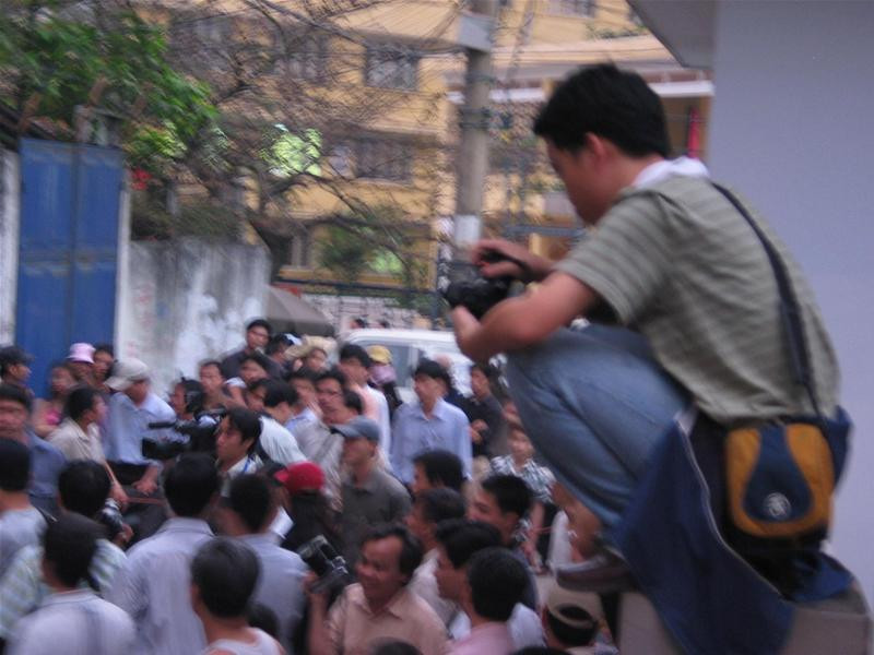 Phóng viên tác nghiệp tại hiện trường. Ảnh: Phạm Tuyên