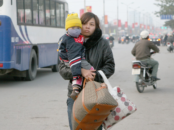 Lếch thết bế con tìm bến xe buýt