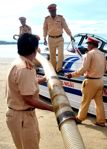Lực lượng cảnh sát giao thông đường thủy, Công an tỉnh Quảng Ngãi tịch thu ống hút cát dùng khai thác cổ vật trái phép. Ảnh: Trí Tín (VnExpress). Lực lượng cảnh sát giao thông đường thủy, Công an tỉnh Quảng Ngãi tịch thu ống hút cát dùng khai thác cổ vật trái phép. Ảnh: Trí Tín (VnExpress)