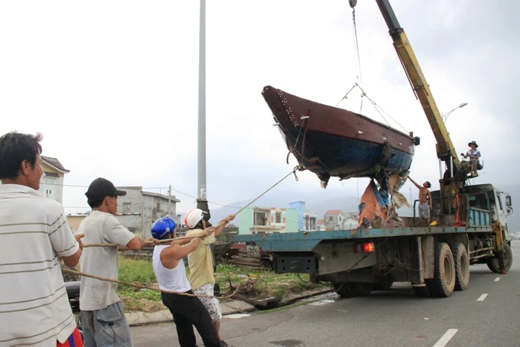 Ngư dân sử dụng phương tiện chuyên dụng di chuyển tàu thuyền