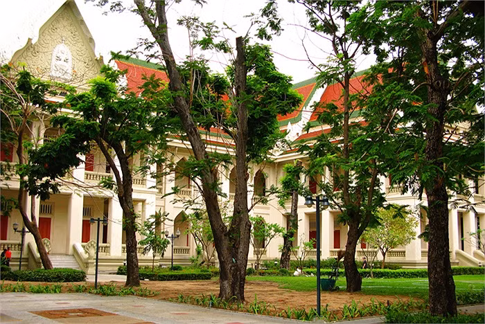 Khuôn viên rộng với nhiều cây xanh