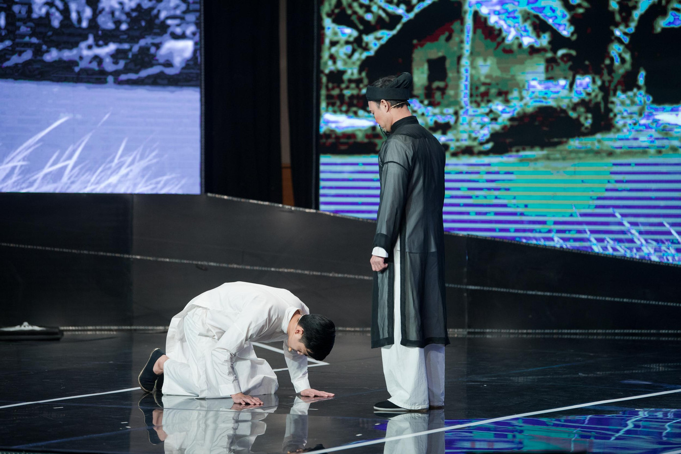 Tái hiện cuộc chia ly lịch sử của người thanh niên yêu nước Nguyễn Tất Thành với cha để ra đi tìm đường cứu nước. Tái hiện cuộc chia ly lịch sử của người thanh niên yêu nước Nguyễn Tất Thành với cha để ra đi tìm đường cứu nước.