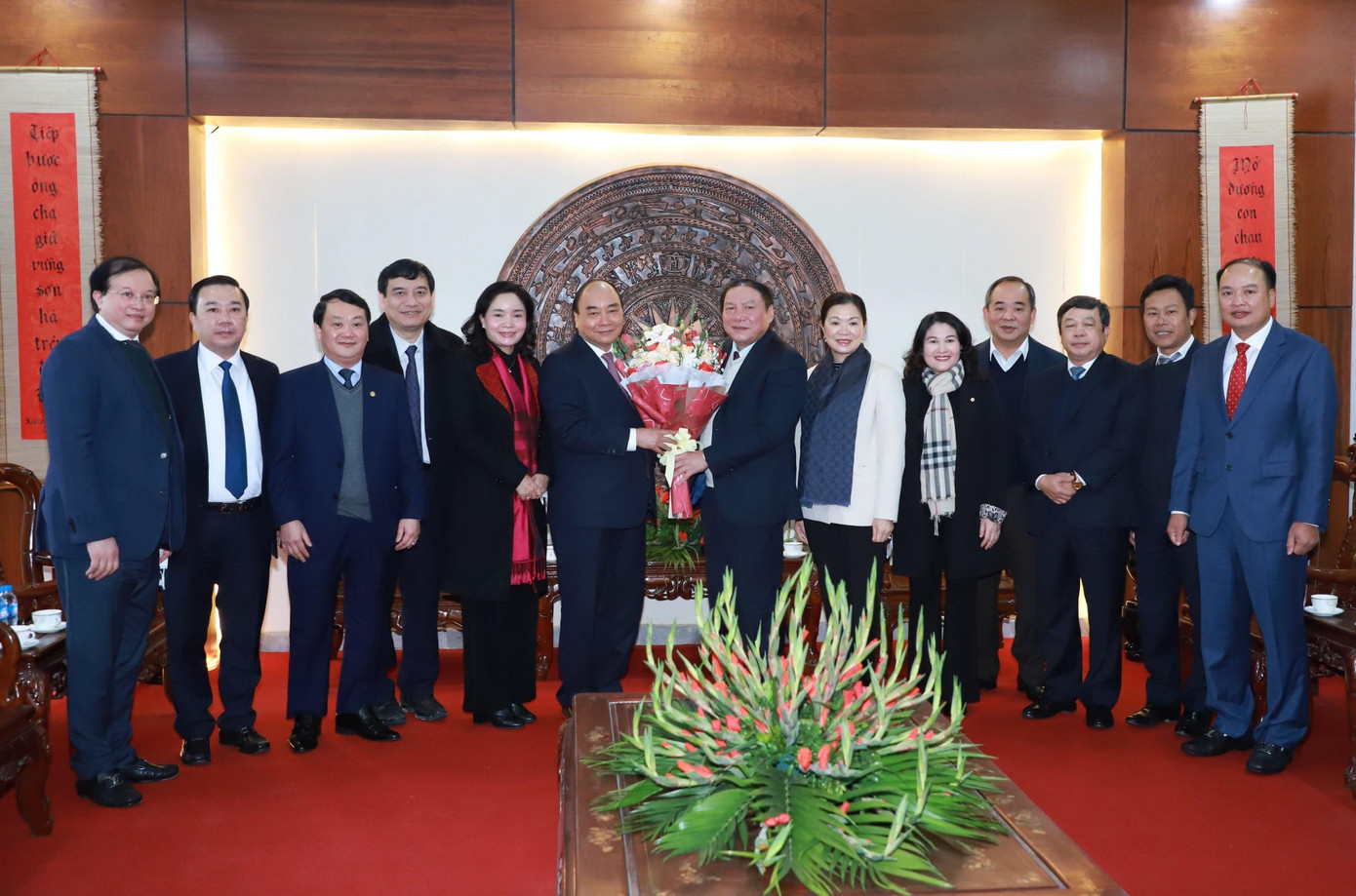 Chủ tịch nước Nguyễn Xuân Phúc và lãnh đạo bộ, ban, ngành về Làng Văn hóa-Du lịch các dân tộc Việt Nam tham dự Ngày hội Sắc xuân trên mọi miền tổ quốc 2022.