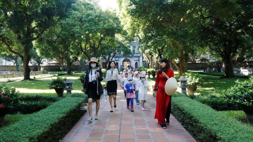 Nhiều người dân chờ đợi Văn Miếu-Quốc Tử Giám mở cửa trở lại. Nhiều người dân chờ đợi Văn Miếu-Quốc Tử Giám mở cửa trở lại.