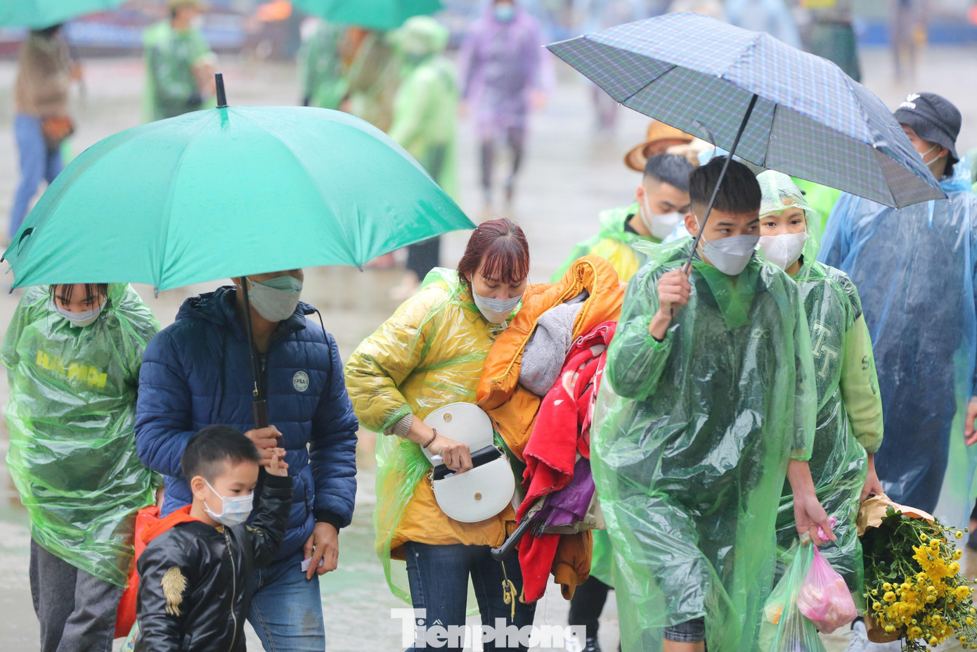 Người dân đội mưa về chùa Hương. Ảnh: Trọng Tài