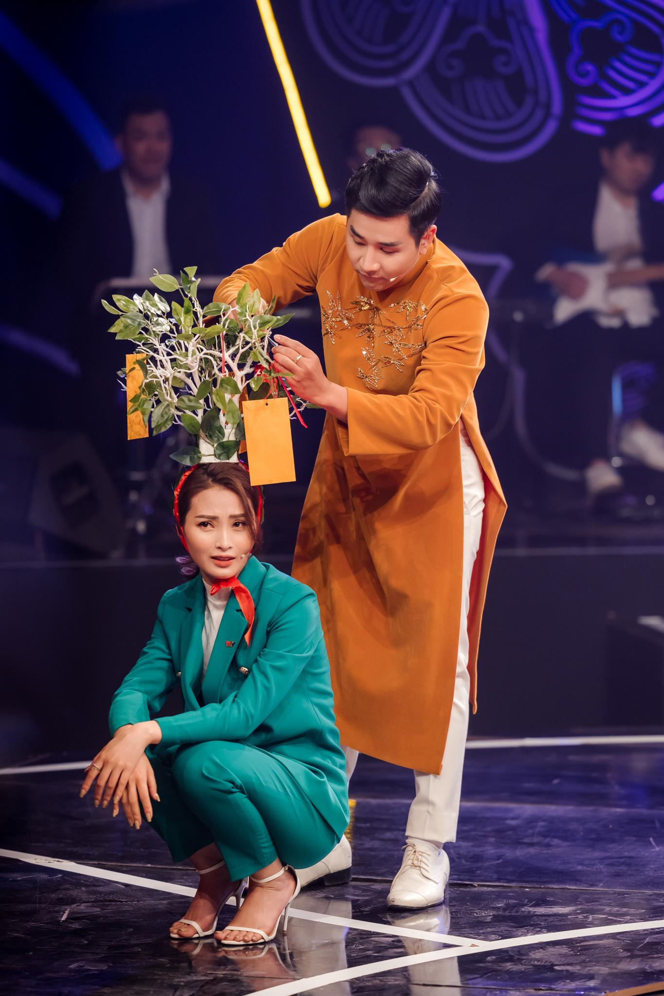 MC Nguyên Khang và Huyền Trang Mù Tạt.