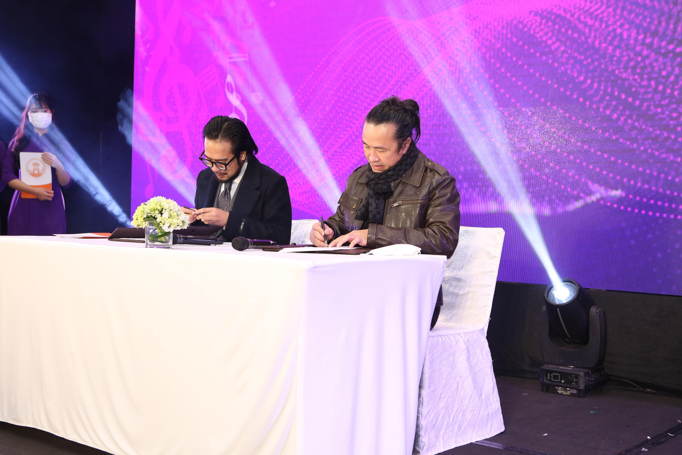 Nhạc sĩ Lê Minh Sơn-đại diện MCM- và rapper Rica ký kết ủy quyền tác phẩm âm nhạc.