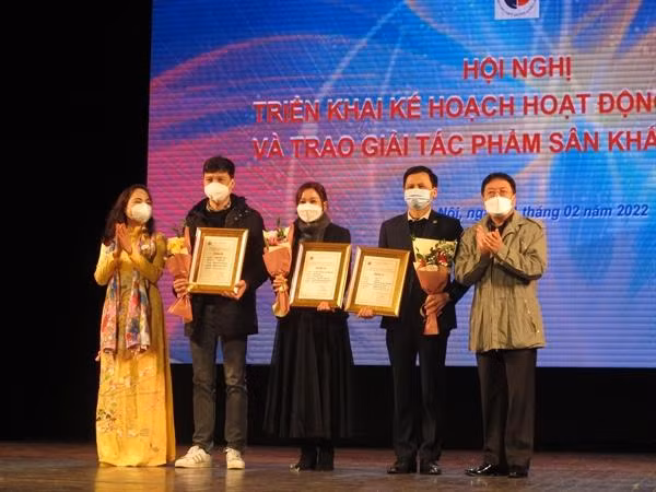 Trao giải A cho đại diện các nhà hát.