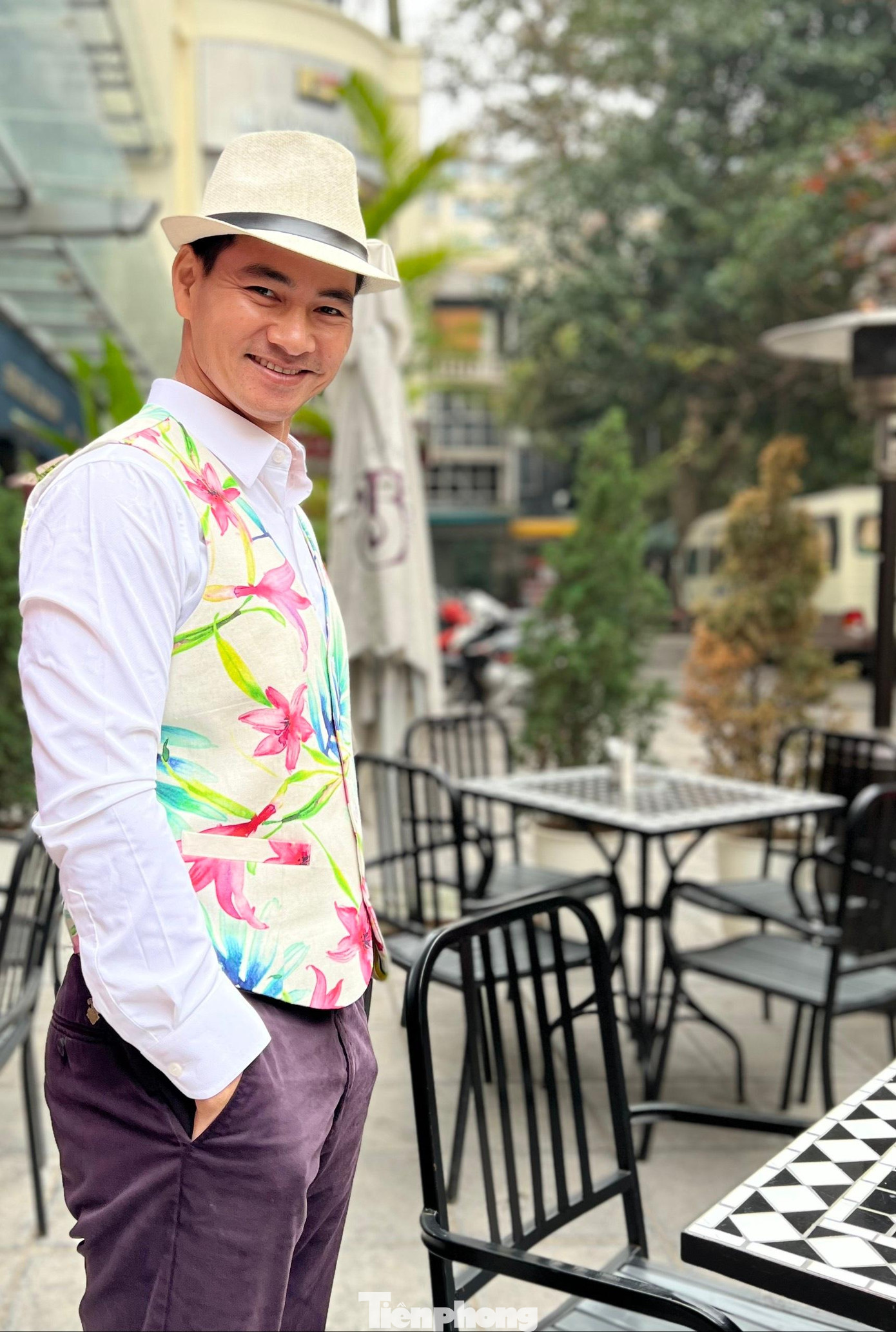 NSƯT Xuân Bắc mang nụ cười về cho mẹ. NSƯT Xuân Bắc mang nụ cười về cho mẹ.