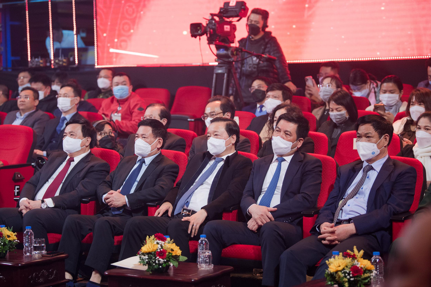 Khách mời dự chương trình nghệ thuật chính luận "Mãi mãi là sao sáng dẫn đường". Khách mời dự chương trình nghệ thuật chính luận "Mãi mãi là sao sáng dẫn đường".