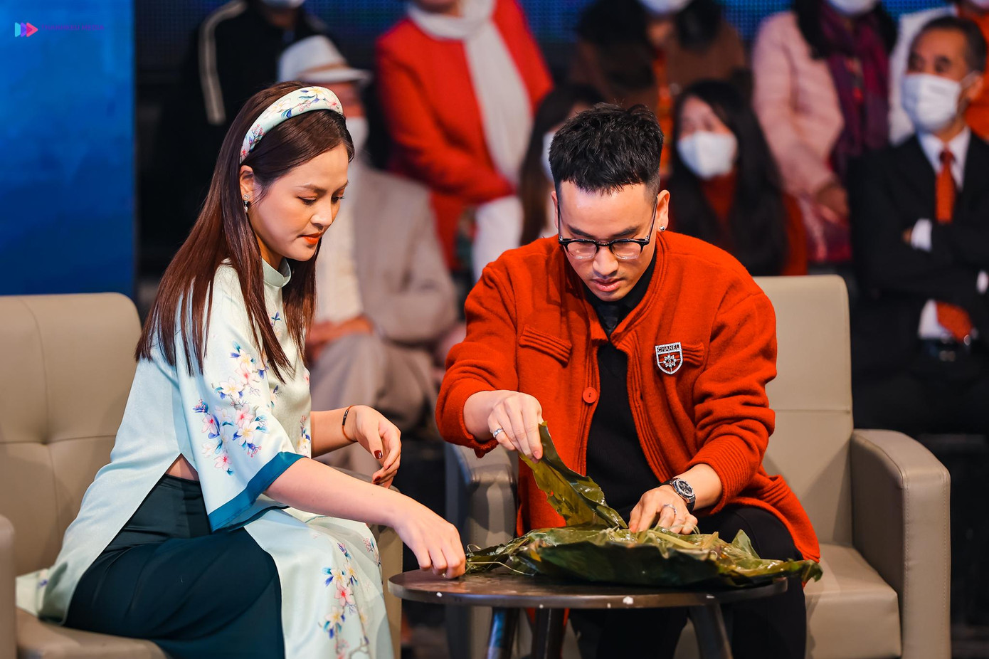 Khách mời thử thách cắt bánh chưng.