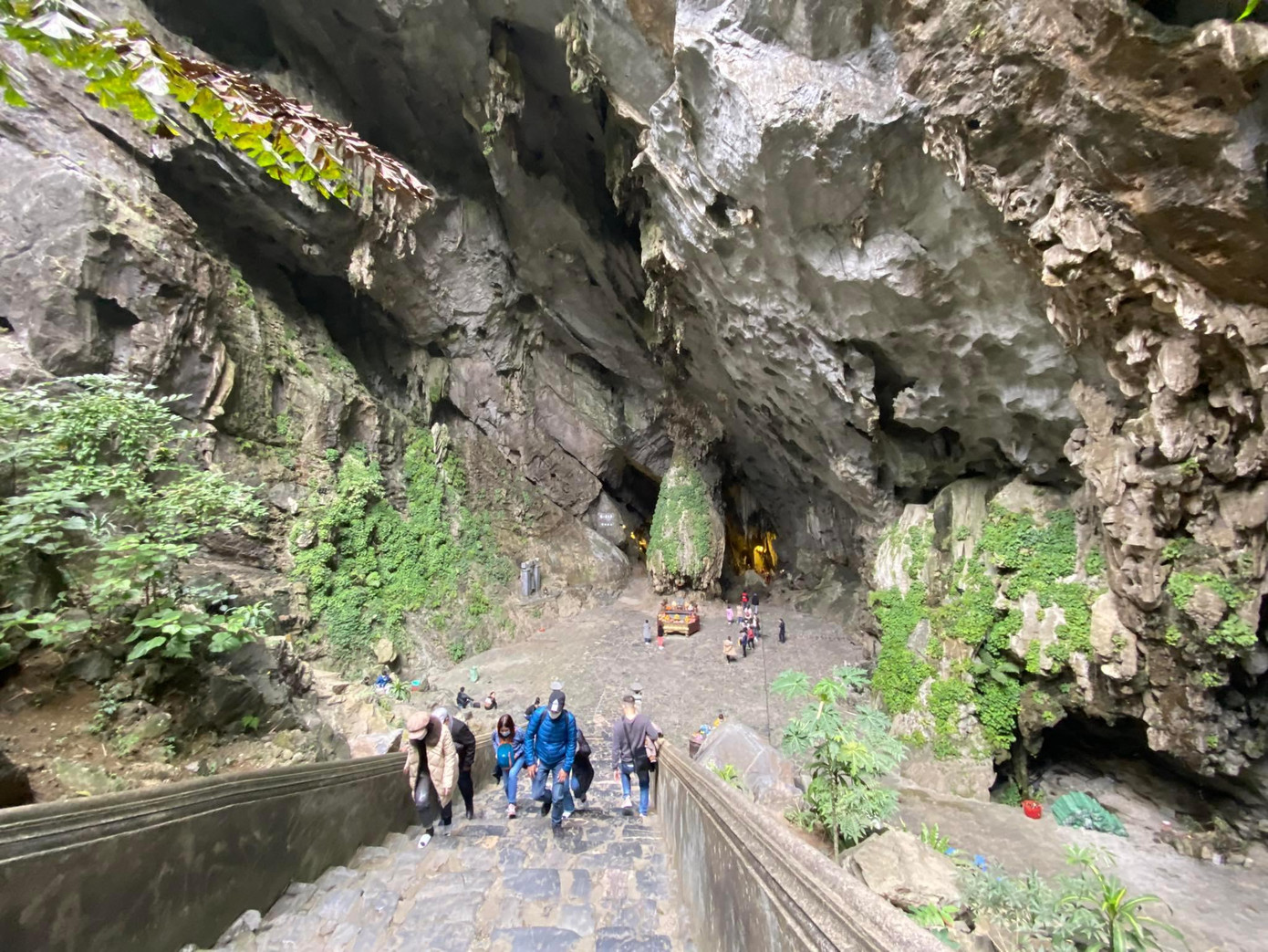 Khu động Hương Tích vắng vẻ trước khi được đón khách trở lại. Ảnh: KỲ SƠN