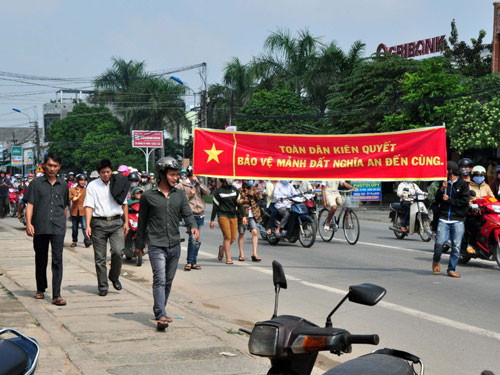Dòng người đi trên Quốc lộ 1A, giăng băng rôn phản đối. Dòng người đi trên Quốc lộ 1A, giăng băng rôn phản đối