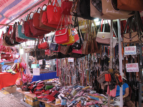 Hội chợ "Kết nối cùng hàng Việt" nhưng tràn ngập hàng Trung Quốc giá rẻ - Ảnh: Nguyên Nga. Hội chợ