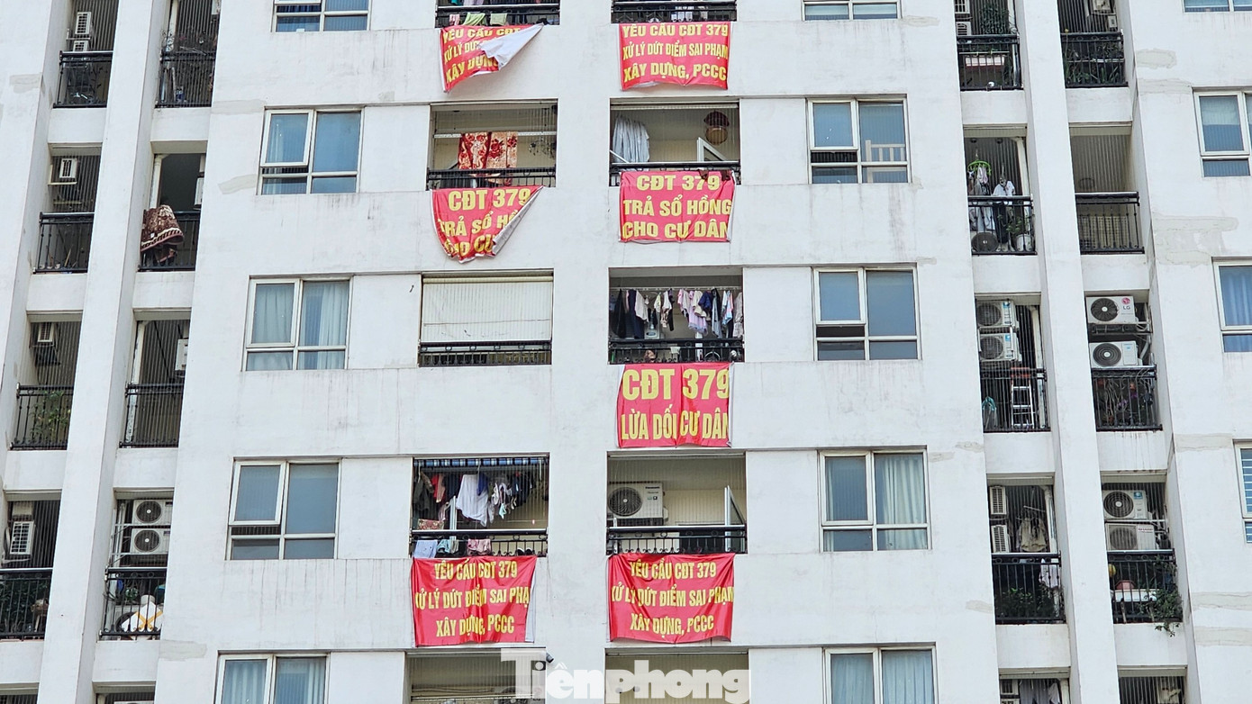 Chung cư Athena Complex Xuân Phương (quận Nam Từ Liêm, Hà Nội) đỏ rực băng rôn đòi &quot;sổ hồng&quot;.