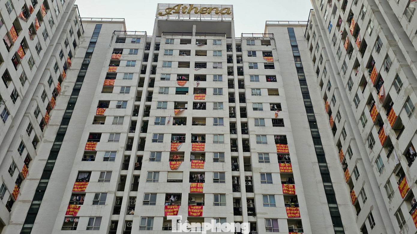 Chung cư Athena Complex Xuân Phương đỏ rực băng rôn đòi "sổ hồng".