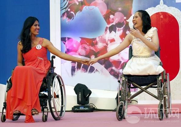 Các thí sinh kém may mắn vẫn vui vẻ tham dự cuộc thi sắc đẹp 