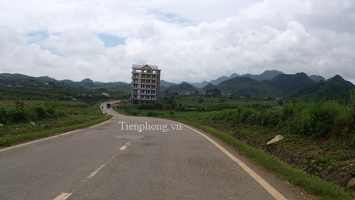 Gia tộc nhà Tàng có truyền thống mua bán, tàng trữ, vận chuyển trái phép ma túy. Do vậy, từ nhở Tàng đã bị ảnh hưởng và ước mơ, khao khát làm giàu. Mỗi ngày không kiếm được vài trăm triệu là Tàng không yên. Có tiền, Tàng mua sắm ô tô, xây nhà lầu, khách sạn, biệt thự