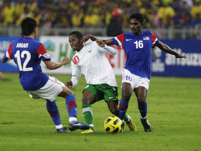 Cầu thủ Indonesia (áo trắng) chấp nhận trận thua đậm 0 - 3