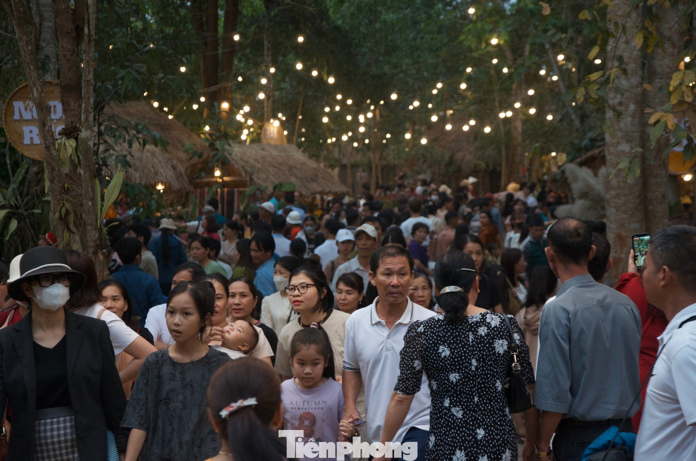 Trong khuôn khổ lễ hội, người dân và du khách được trải nghiệm nhiều hoạt động đặc sắc, như phiên chợ ngày mùa, giới thiệu các ngành nghề truyền thống, hội thi ẩm thực truyền thống, giao lưu cồng chiêng - xoang. Lễ hội kết thúc vào ngày 10/3.