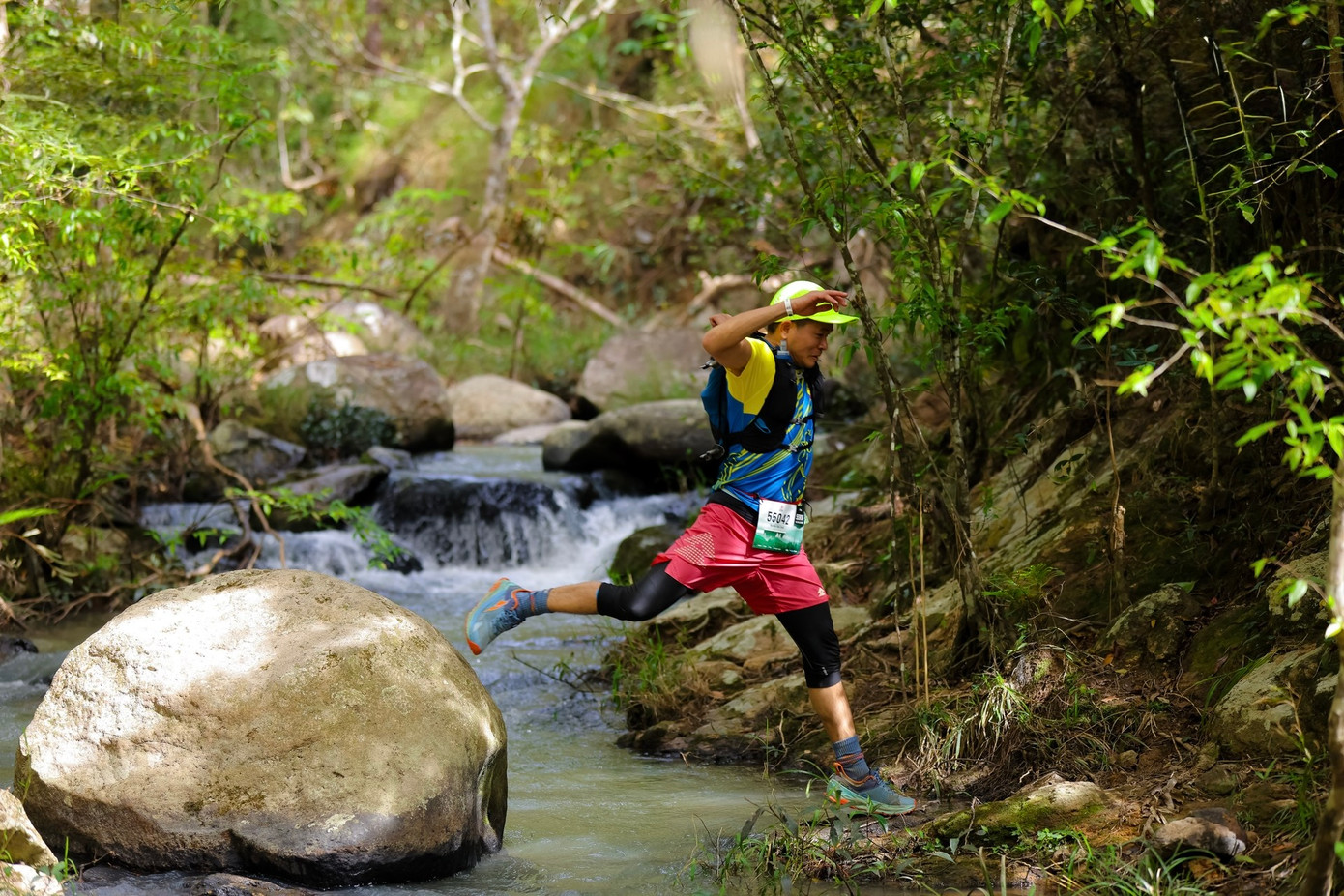 CLB Daklak Runner (2 ảnh trên) tham gia giải chạy lần này khoảng 8 người và đều có những thành tích ấn tượng. Nhà báo Nguyễn Văn Tuấn đến từ CLB Tiền Phong Runners lần thứ 2 thử thách chạy cự ly 55km.