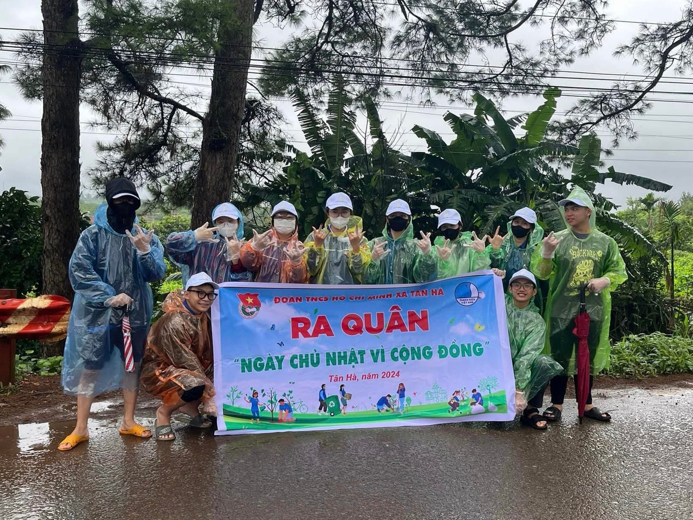 Đoàn tại cơ sở trên địa bàn huyện Lâm Hà ra quân "Ngày Chủ nhật vì cộng đồng"