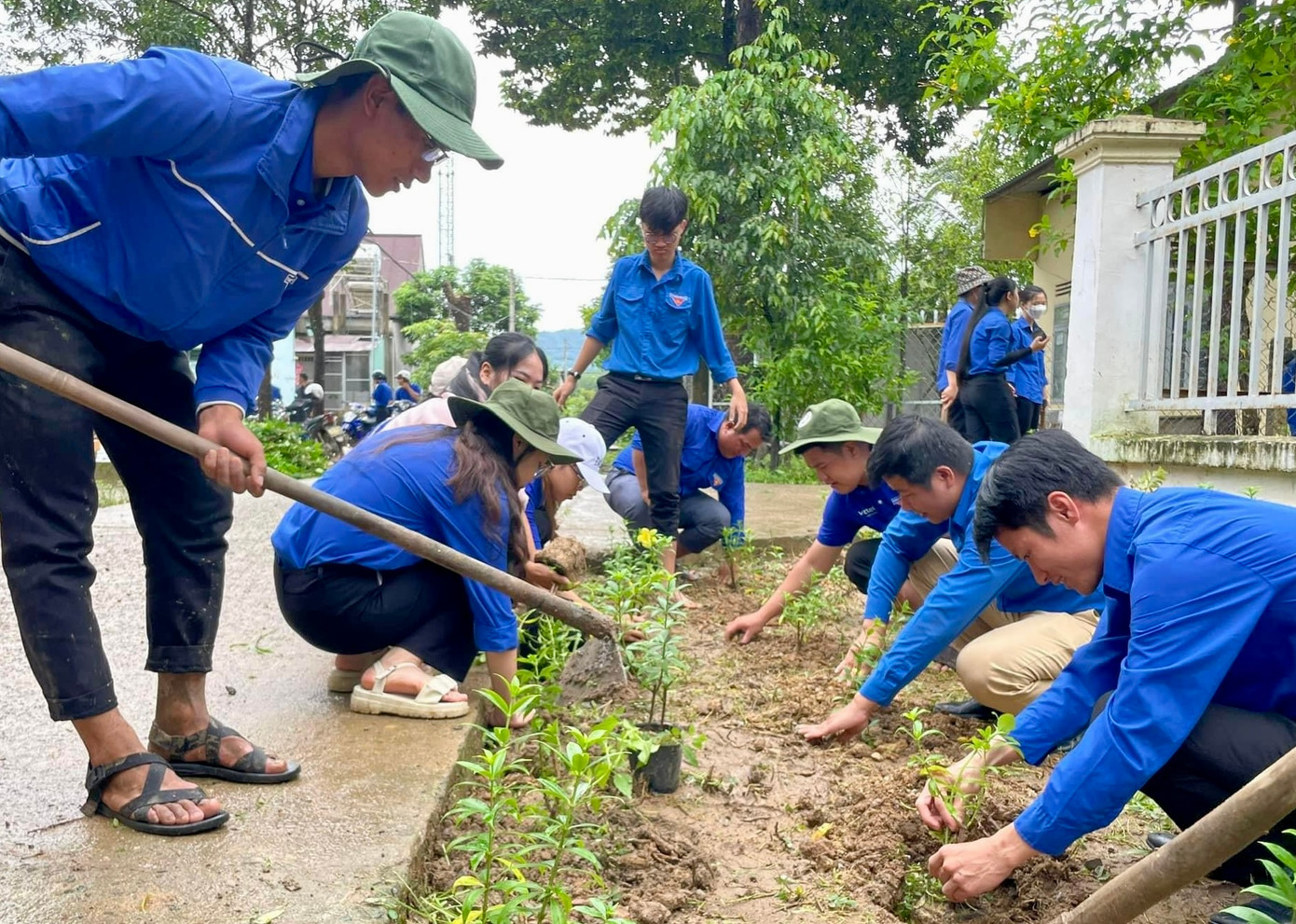 Trước đó, các cấp bộ Đoàn toàn tỉnh Lâm Đồng đã phối hợp trồng hơn 36.000 cây xanh các loại, như thông ba lá, hoa giấy, mai anh đào, pơmu, phượng hồng,...
