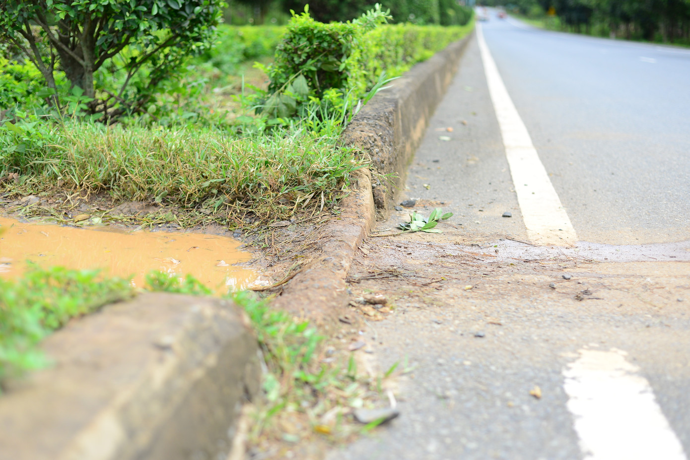 Theo ghi nhận, tuyến đường đi qua khu dân cư huyện Đức Trọng. Do đường dân sinh chưa được hoàn tất nên người dân phá dải phân cách bê tông để mở lối qua, lại.