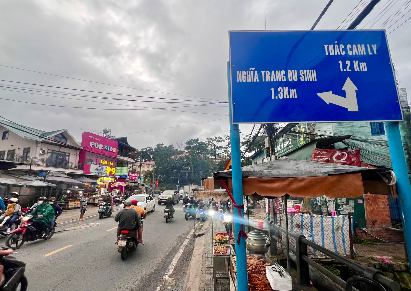 Theo người dân, tuyến đường vào Làng hoa Vạn Thành năm nay thông thoáng lạ thường. Còn các năm trước luôn trong tình trạng ùn tắc.