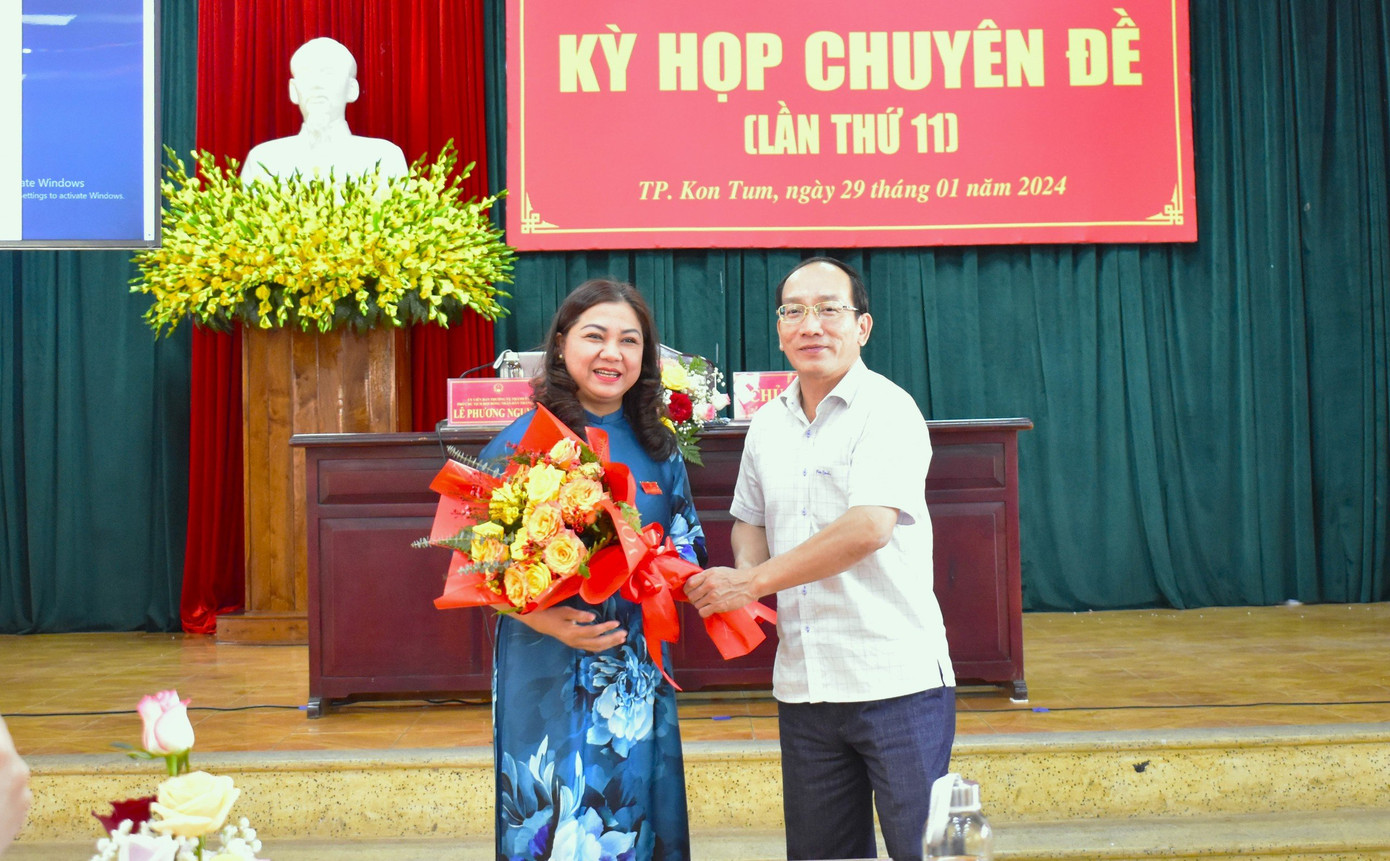 Ông Nguyễn Thanh Hà, Bí thư Thành ủy tặng hoa chúc mừng tân Chủ tịch HĐND TP. Kon Tum