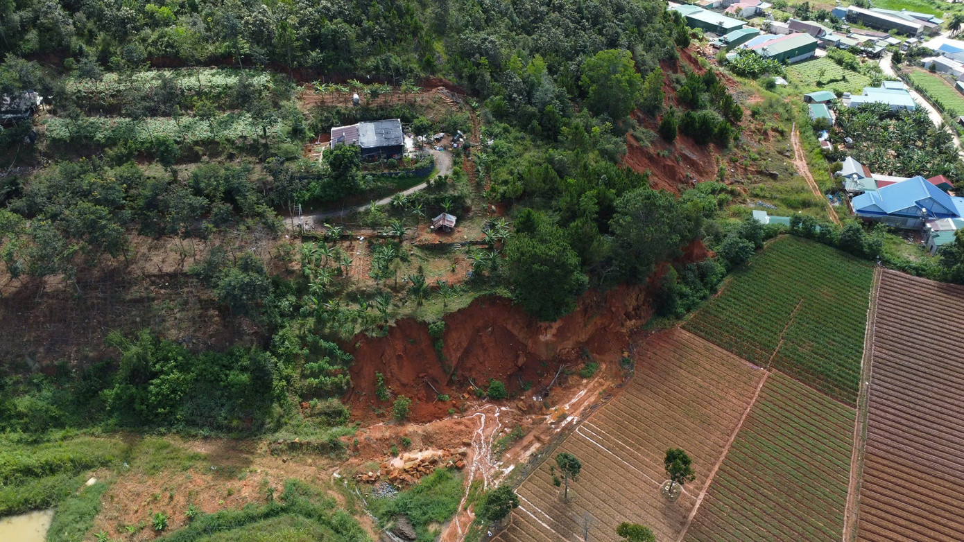 “Chính quyền địa phương đã vận động người dân di dời nhưng người dân không có chỗ ở nên không rời đi. Mỗi khi mưa lớn, xã phải đến tận nhà vận động các hộ tạm dời đi”, ông Thạnh cho biết.