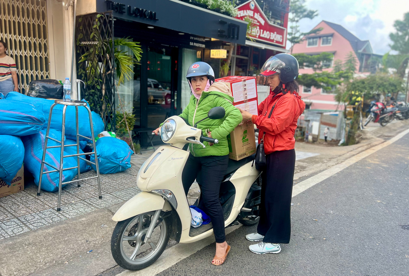 Chị Bùi Thị Vương (đứng sau) chia sẻ, với tinh thần 'lá lành đùm lá rách', người Lâm Đồng một lòng hướng về đồng bào các tỉnh, thành phố phía Bắc. "Tôi tin tưởng, những nhu yếu phẩm này sẽ giúp đỡ phần nào cho bà con vùng bị ảnh hưởng bởi bão số 3. Chúc bà con miền Bắc vững tin, cố gắng vượt qua thiên tai", chị Vương tin tưởng.