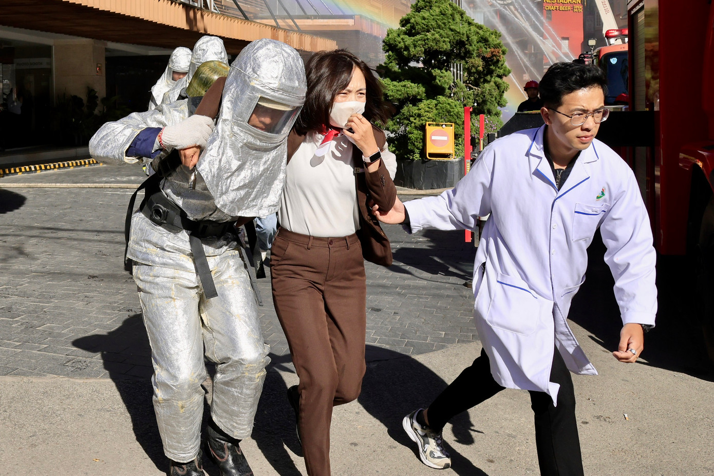 Các lực lượng được phân công ở mặt đất tiếp nhận các nạn nhân, sơ cứu và đưa đi cấp cứu kịp thời.