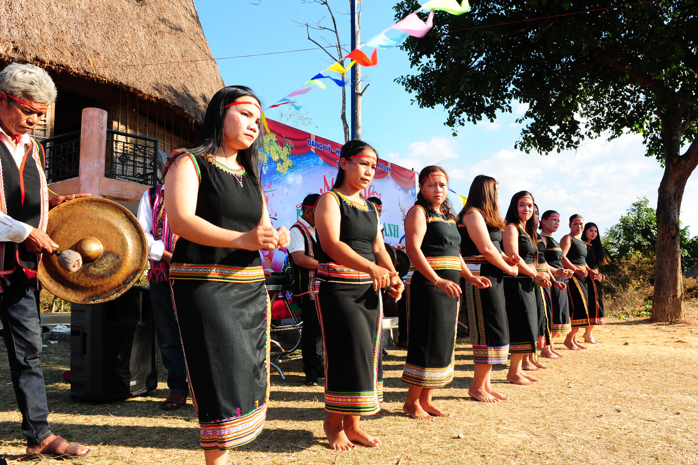 Tiếng cồng, tiếng chiêng, những điệu xoang không thể thiếu trong ngày hội. Tiếng cồng, tiếng chiêng, những điệu xoang không thể thiếu trong ngày hội.