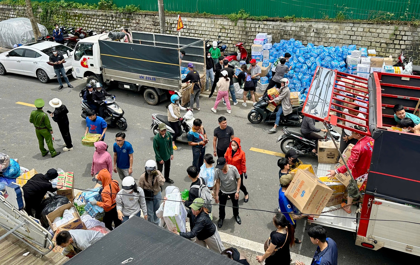 Tại điểm tiếp nhận đồ hỗ trợ này có gần 200 tình nguyện viên là người dân, sinh viên, đoàn viên thanh niên tham gia.