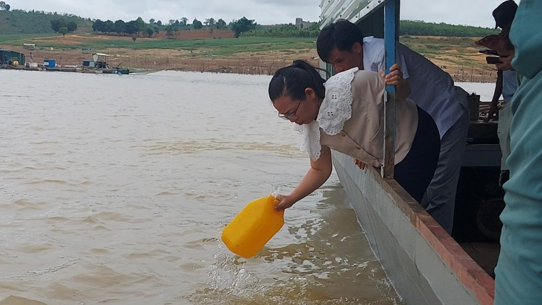 Đoàn cán bộ lấy mẫu nước kiểm tra Đoàn cán bộ lấy mẫu nước kiểm tra
