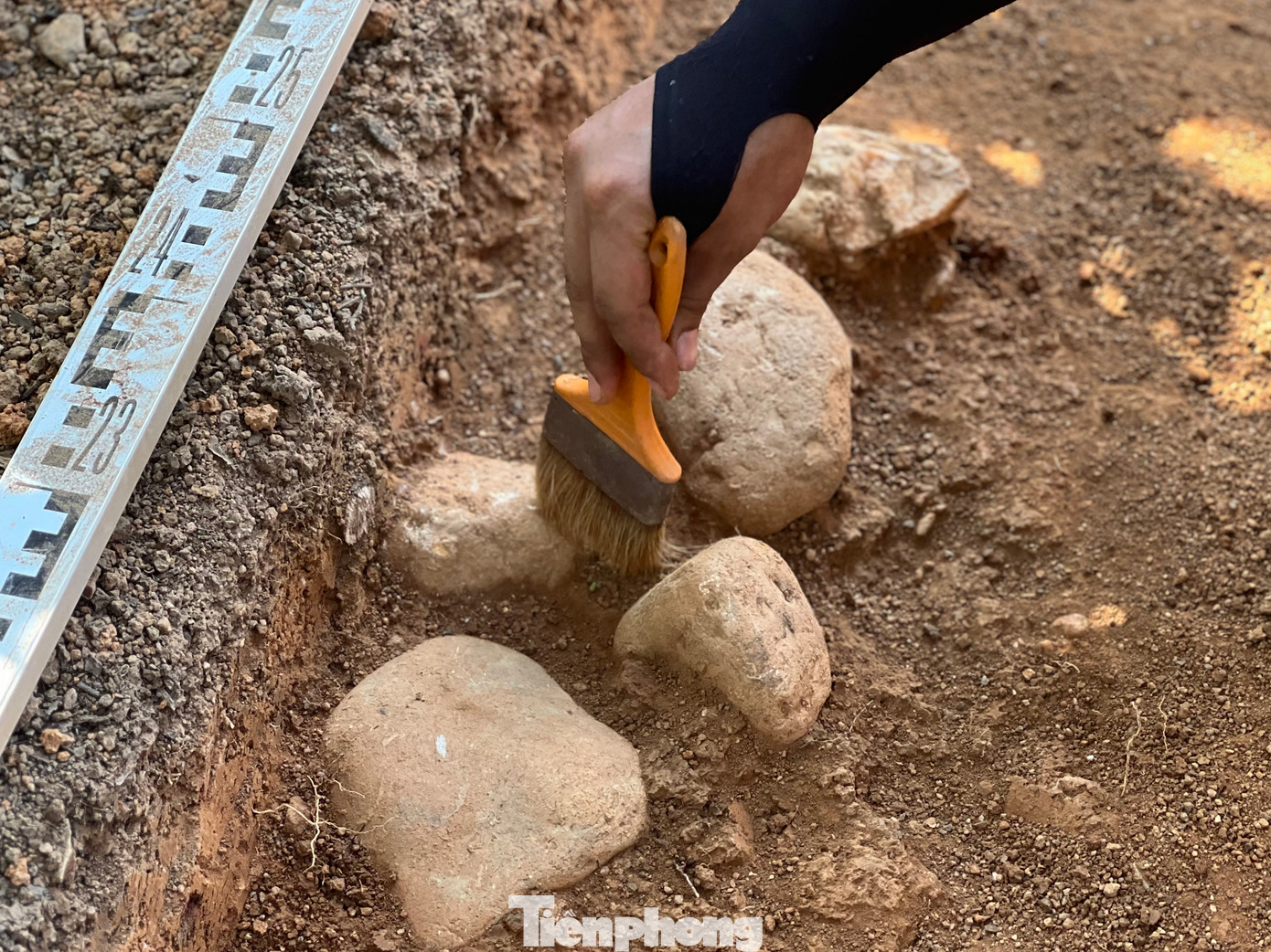 Ông Đức chia sẻ, sau nhiều ngày khai quật, đoàn đã phát hiện nhiều hiện vật thời tiền sử.